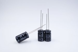 Capacitors with different lengths of positive and negative pins