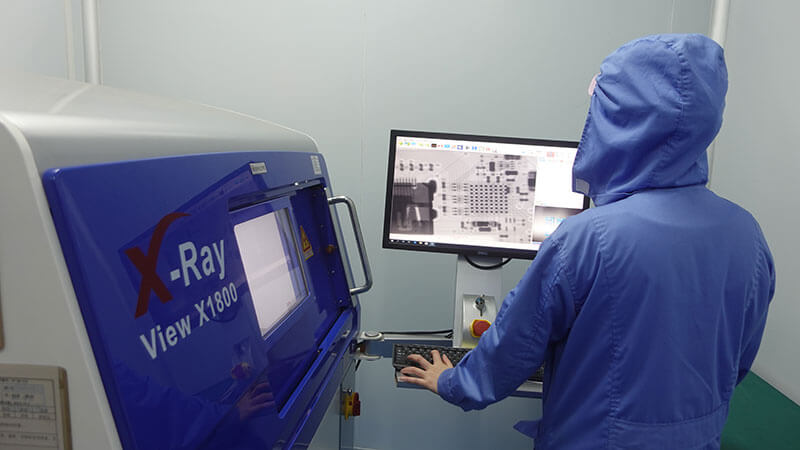 Quality-inspectors-are-using-X-RAY-testing-equipment-to-test-PCB